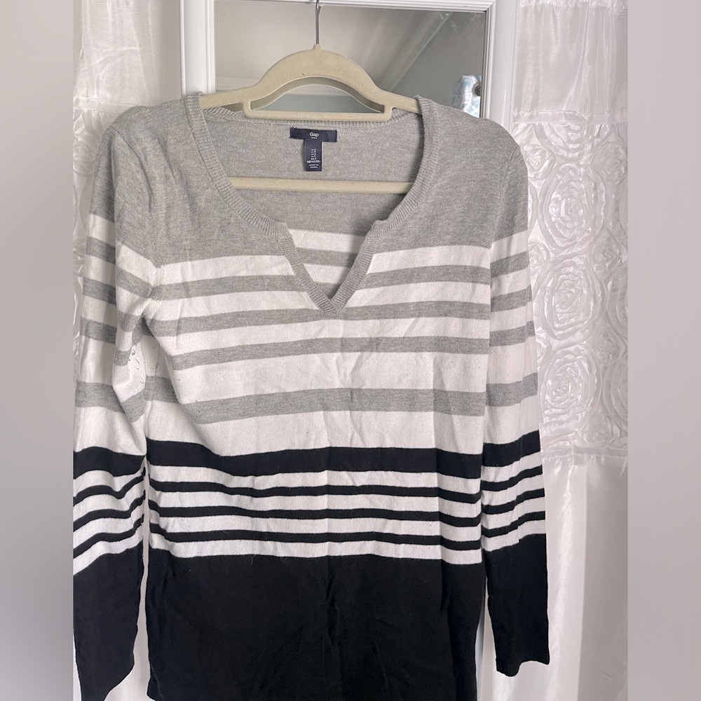 NWOT Gap White, black, gray strip v-neck sweater